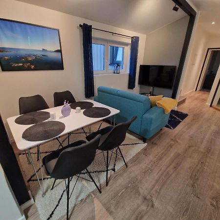 Northern Living 1 Room With Shared Bathroom Tromsø Buitenkant foto