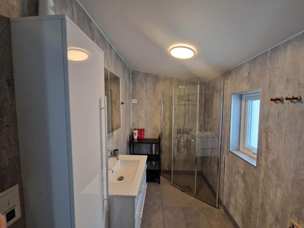 Northern Living 1 Room With Shared Bathroom Tromsø Buitenkant foto