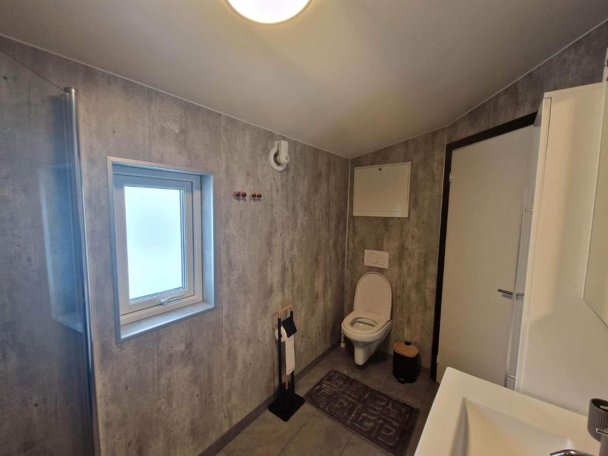 Northern Living 1 Room With Shared Bathroom Tromsø Buitenkant foto